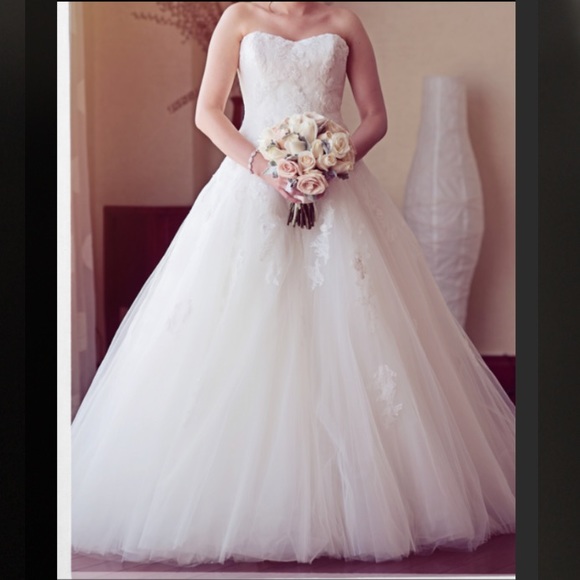 Classic Pronovias Wedding Dress - Picture 1 of 8
